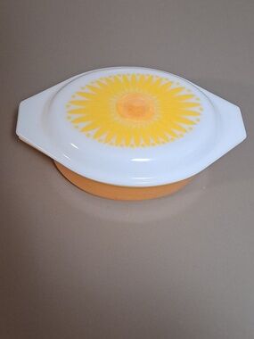 Pyrex Vintage 043 Sunflower 1 1/2 Quart Oval Casserole Bowl With Lid